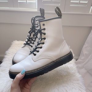 DR. MARTENS 1460 WOMEN'S PATENT LEATHER LACE UP BOOTS